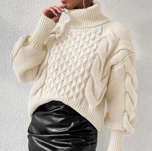 Long Super chunky white winter sweater. Very warm. NWOT. Size Xl. Turtle neck.